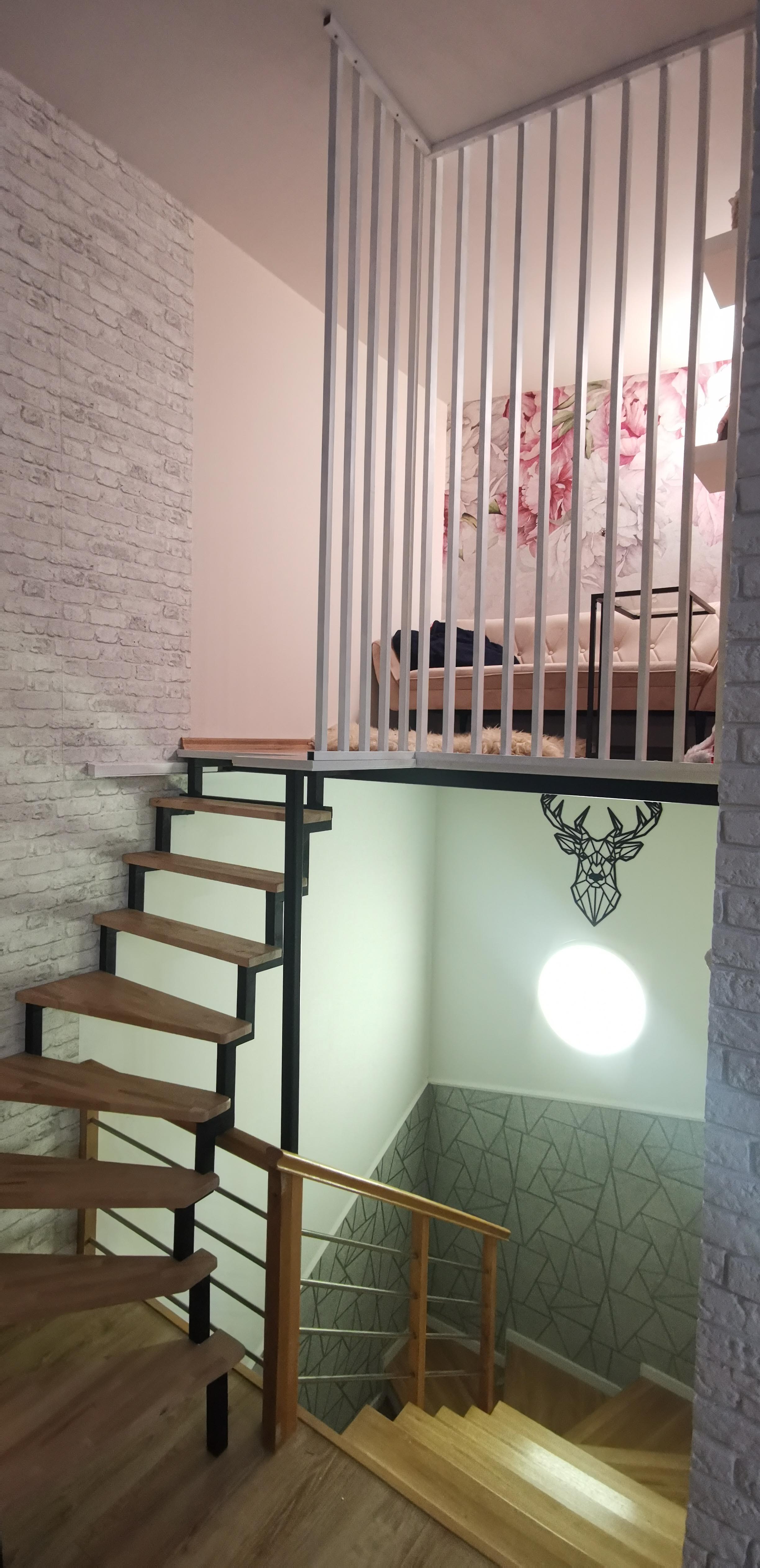 Antresola podłoga drewniana, metalowa konstrukcja ze schodami krętymi